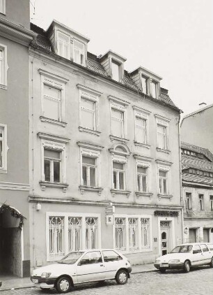 Radeberg, Wohnhaus : Radeberg. Wohnhaus (mit Sparkasse). Hauptstraße 17. Um 1900. Straßenansicht