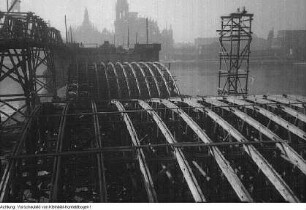 Dresden. Georgij-Dimitroff-Brücke (Augustusbrücke), Wiederaufbau, 1947