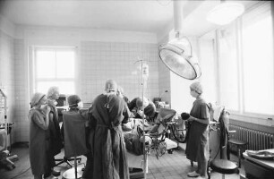 Freiburg: Altes Diakoniekrankenhaus Frauenklinik, Marienstraße; Operationssaal während Operation