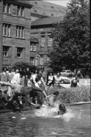 Freiburg: Teich vor der Mensa; Gautschen; Taufe der Druckereigesellen; Buchdruckereimeister