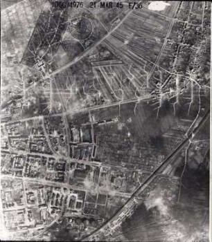 Amerikanische Luftbildaufnahmen von Kriegszerstörungen. Ausrichtung nach Norden (Bildstöreffekt). Oststadt / Rintheim