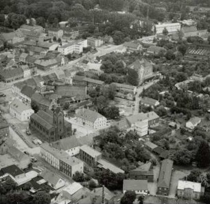 Markt mit Rathaus und Stadtkirche gegen Festungsturm