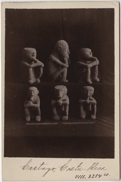 Sechs Steinfiguren (Sitzende) aus dem Museo Nacional, San José (Costa Rica)