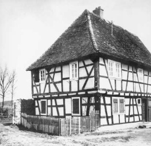 Fachwerkwohnhaus; Heusenstamm, Kirchstraße 2, Kirchstraße 4
