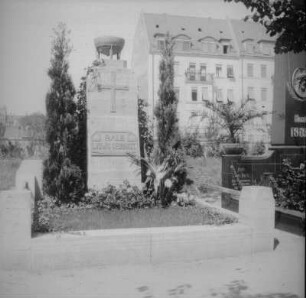 Grabmal der Familie Ludwig Gebhardt : Grabmal der Familie Ludwig Gebhardt. Stein (um 1900). Nürnberg, Friedhof