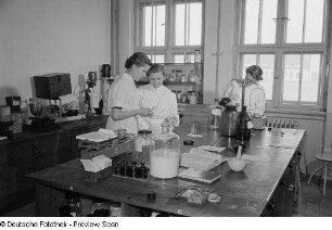 Angehende Pharmazeutinnen im Labor