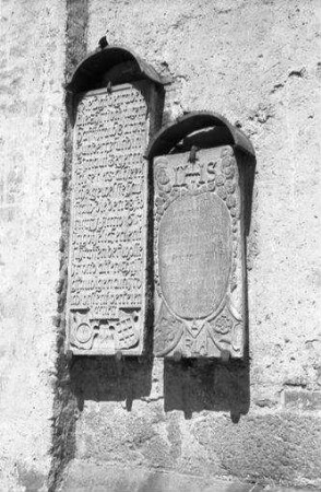 Wasserburg: Steintafel [Grabsteine] an der Kirche in Wasserburg