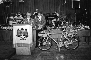 Schützenfest: Erich Mai und Herbert Marter von der Schützengilde Ahrensburg übergeben Postfahrrad an Schützenkönig Heinrich Breckling