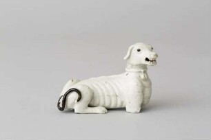 Liegender Hund