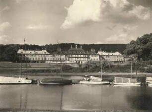 Dresden-Pillnitz, Schloss Pillnitz. Blick über die Elbe mit Bootshafen gegen Borsberghöhen