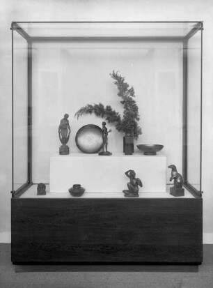 Vitrine mit Schalen und Bronzefiguren