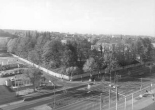 Baustelle Sächsische Landesbibliothek - Staats- und Universitätsbibliothek Dresden, Zentralbibliothek. Gesamtansicht vom Bürogebäude Zellescher Weg 17 mit Baustellenzufahrt und Bauzeit-Lichtsignalanlage : Dresden-Räcknitz, Zellescher Weg 18. Baustelle Sächsische Landesbibliothek - Staats- und Universitätsbibliothek Dresden, Zentralbibliothek. Gesamtansicht vom Bürogebäude Zellescher Weg 17 mit Baustellenzufahrt und Bauzeit-Lichtsignalanlage