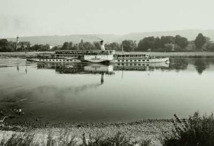 Dresden. Personen-Seitenraddampfer "Leipzig" (1929, Werft Laubegast) auf der Fahrt elbaufwärts bei Dresden-Hosterwitz