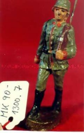 Elf Infanteristen, marschierend