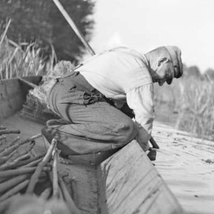 Fischer Jedro aus Leipe mit dem Kahn beim Fischfang. : Rybar Jedro z Lipjego z čołmom při łójenju rybow.
