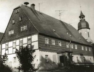 Rechenberg-Bienenmühle-Clausnitz, Willy-Häußler-Weg 1. Erbgerichtsguthaus Ortslagennummer 1. Giebelfront gegen Turm der Dorfkirche