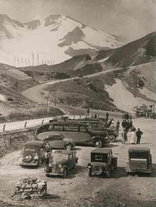 Großglockner-Hochalpenstraße. Kärnten. Österreich. Blick auf den Parkplatz "Oberes Naßfeld" oberhalb des Ferleitentals. Im Hintergrund Brennkogel und Brennkogelgletscher. Der Parkplatz ist gut besucht. PKW´s und Busse bringen Besucher bis an den Gletscher