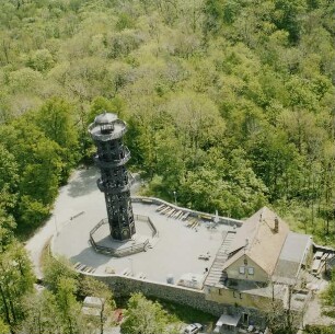 Löbau. Löbauer Berg. Aussichtsturm (1854, Restaurierung 1994-1995) und Turmgaststätte. Luftbild-Schrägaufnahme von Nordnordwesten