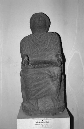 Sitzstatue mit Rotulus