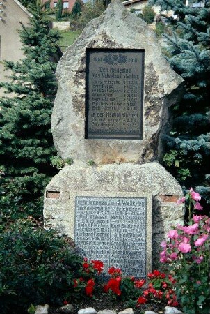 Kriegerdenkmal aus zwei übereinander gelegten Findlingen für 1. und 2. WK