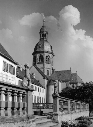 Seligenstadt (Kreis Offenbach). Ehemalige Benediktinerabtei Sankt Marcellinus und Petrus. Garten. Ansicht mit Balustrade mit Putten (1720)