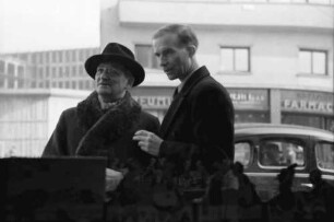 Bukarest: Carl Rothe und J. M. Sadoveanu, Schriftsteller, vor Schaufenster Libraria Buchholz