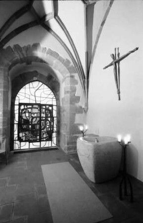 Lörrach: Taufkapelle im Turm der evangelischen Stadtkirche mit Fenster