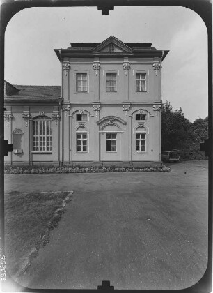 Gera-Untermhaus, Orangerieplatz 1. Orangerie (Kunstsammlung Gera, 1729-1732, 1748-1749; G. H. Krohne). Straßenansicht (Teilansicht)