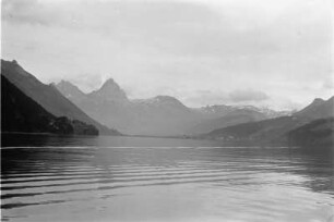 Vierwaldstättersee : Blick über den Vierwaldstättersee auf umliegende Berge.