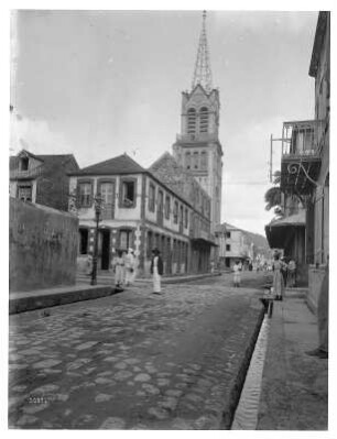 Fort de France (Martinique). Straßenszene mit Kirche, davor Touristen und Einheimische