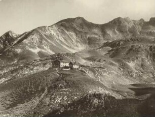 Bei Oberstdorf. Blick zur Edmund-Probst-Hütte am Fuß des Nebelhorns (2224m) in den Allgäuer Alpen