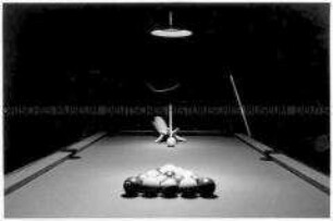 Billardtisch im Lichtschein (Sonderthema: Spiele spielen)
