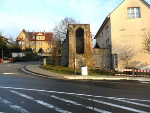 Stadtbefestigung-Wehrturm (Frauentürmchen)-eingestellter Stadtmauer-Wachtturm im Norden mit (ehemaligem) Geschützdeck - Ansicht von Süden über Stadtseite in Übersicht