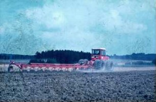 Fotografie: Bodenbearbeitungsgerät, Pflug, Beetpflug, Großtraktor, Zwillingsreifen