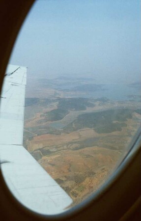 Blick aus dem Flugzeugfenster