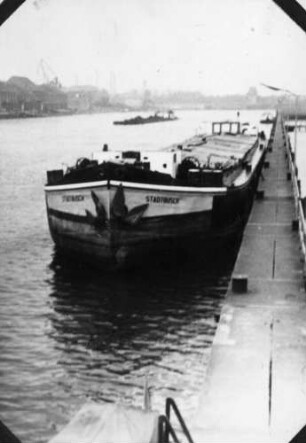 West-Berliner Lastkahn im Osthafen
