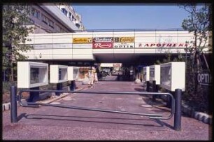 Blick in die Geschäftsstraße der Autobahnüberbauung Schlangenbader Straße