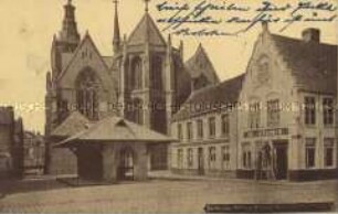 Marktplatz und Kirche in der belgischen Stadt Dixmude (Dixmuiden)
