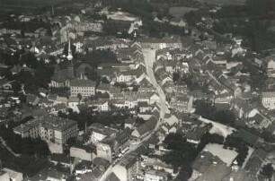Radeberg. Stadtkern mit Stadtkirche, Hauptstraße und Markt. Luftbild-Schrägaufnahme von Südwest