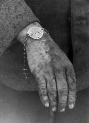 1940. Der Westfeldzug ist beendet. Frankreich ist besiegt. Französische Kriegsgefangene tragen ihre Kennmarke am Handgelenk