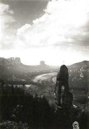 Sächsische Schweiz, Affensteine. Hauptdrilling. Blick vom Massiv nach Westsüdwest gegen Hohen Torstein, Falkenstein und Hohe Liebe
