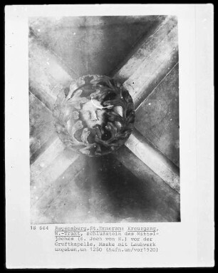 Maske mit Laubwerk