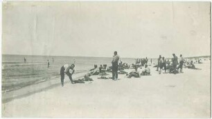 Sandstrand bei Ostende mit vielen sich ausruhenden und wenigen badenden Soldaten