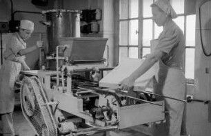 Aufnahmen einer Reportage aus der Süßwarenfabrik VEB Zetti Schokoladen und Zuckerwaren Zeitz in Zeitz