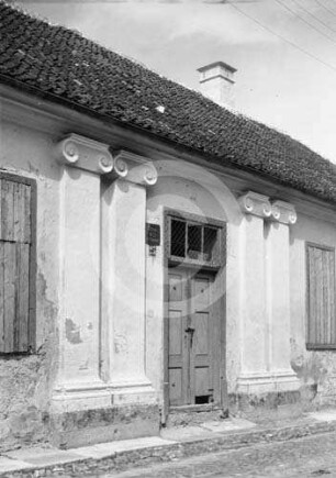 Doppelpilaster am Portal von Haus Nolcken in Arensburg