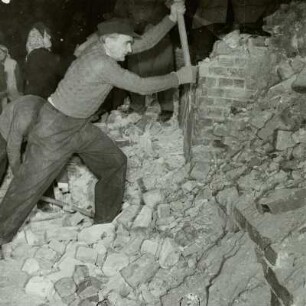 Enttrümmerungsarbeiten im Rahmen des Nationalen Aufbauprogramms (Mitte: Heinrich Rau, stellvertretender Ministerpräsident der DDR)