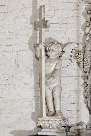 Epitaph des gottorfischen Kanzlers Johann Adolph Kielmann von Kielmannseck und seiner Frau Margaretha — Putten mit Arma Christi — Putto mit Kreuz