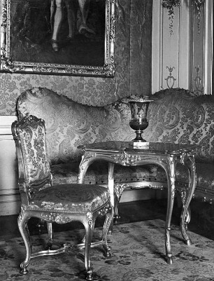 Sitzecke mit Sofa : Sitzecke mit Sofa. Holz, Polsterung (um 1892). Rudolstadt. Schloss Heidecksburg, Goldener Salon