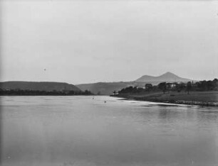 Elbe bei Libochovany : Blick von der Elbe flußauf gegen Libochovany (Libochowan mit Marienkirche), linkselbisch Praskowitz (Prackovice nad Labem) mit zerstörter Eisenbahnbrücke. Im Hintergrund der Lobosch (Lovoš, 570 m)