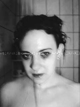 Mädchen unter der Dusche (Altersgruppe 18-21)